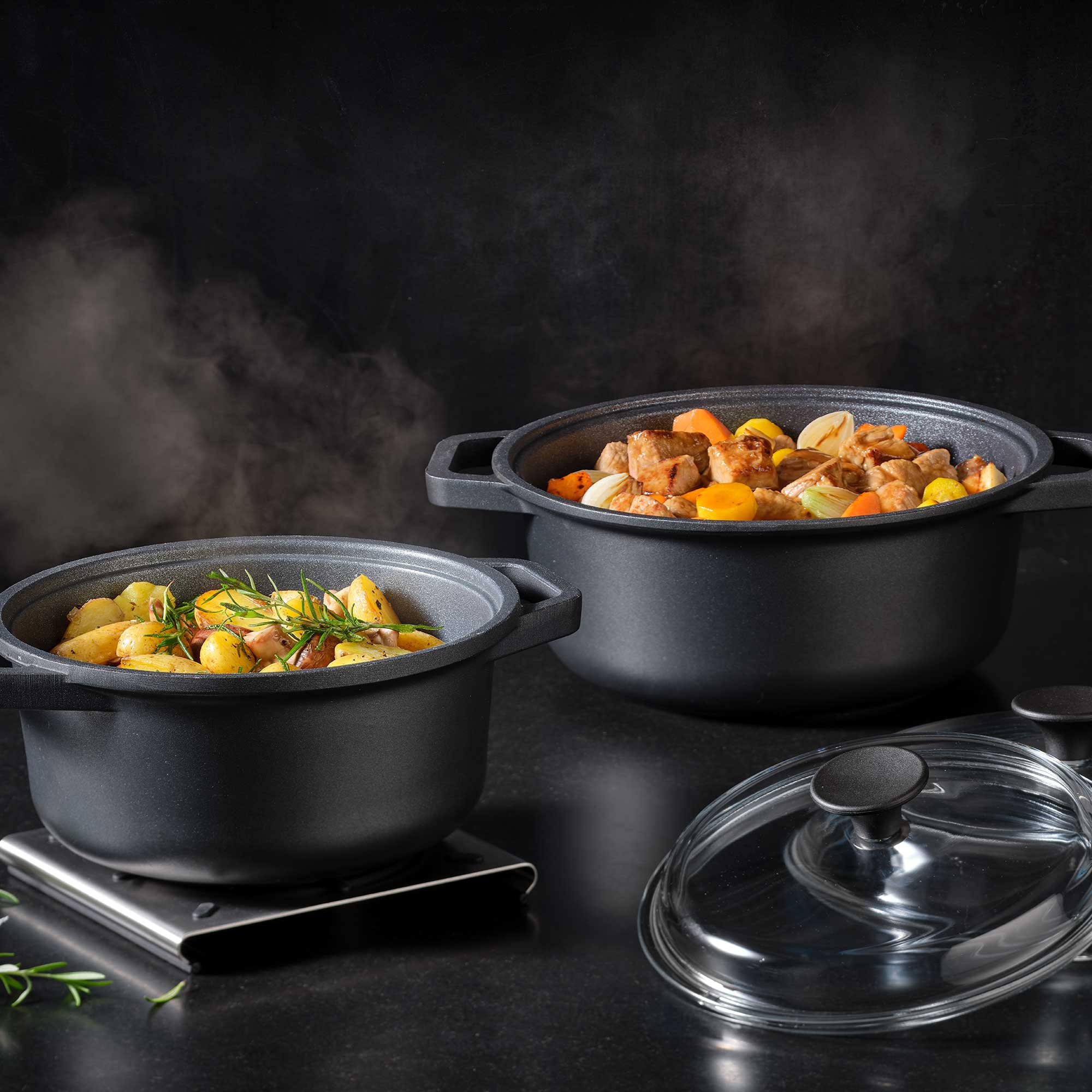 RÖSLE Cadini Kochtöpfe Cadini Kochtöpfe in Schwarz, einer mit Gemüse und Fleisch gefüllt, der andere mit Deckel,...